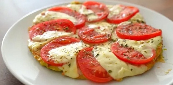 Завтрак за 10 минут на сковороде - кабачковая пицца с моцареллой и помидорами без вреда для фигуры