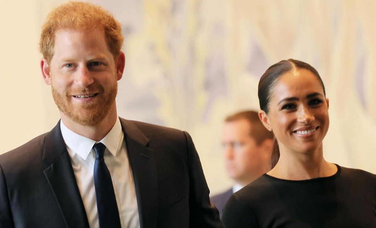 Спасательный круг: Меган Маркл подчеркнула проблемные места фигуры неудачным нарядом - today.ua