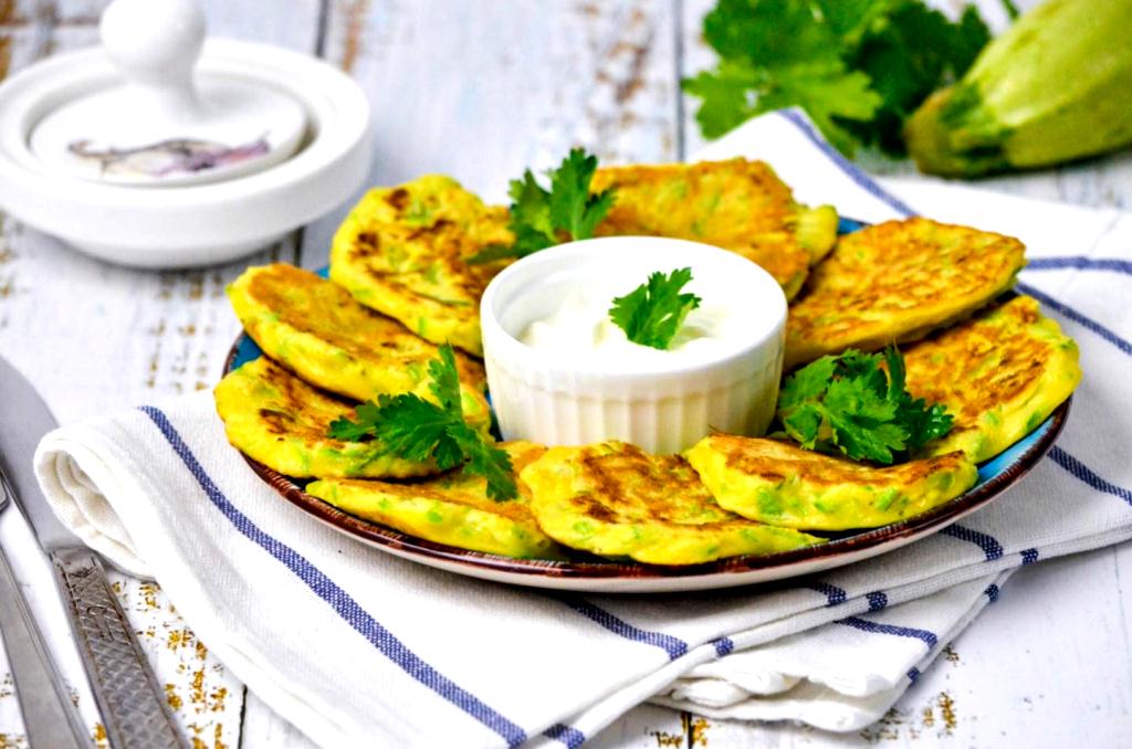 Кабачкові оладки: який інгредієнт треба додати для дивовижного літнього смаку - today.ua