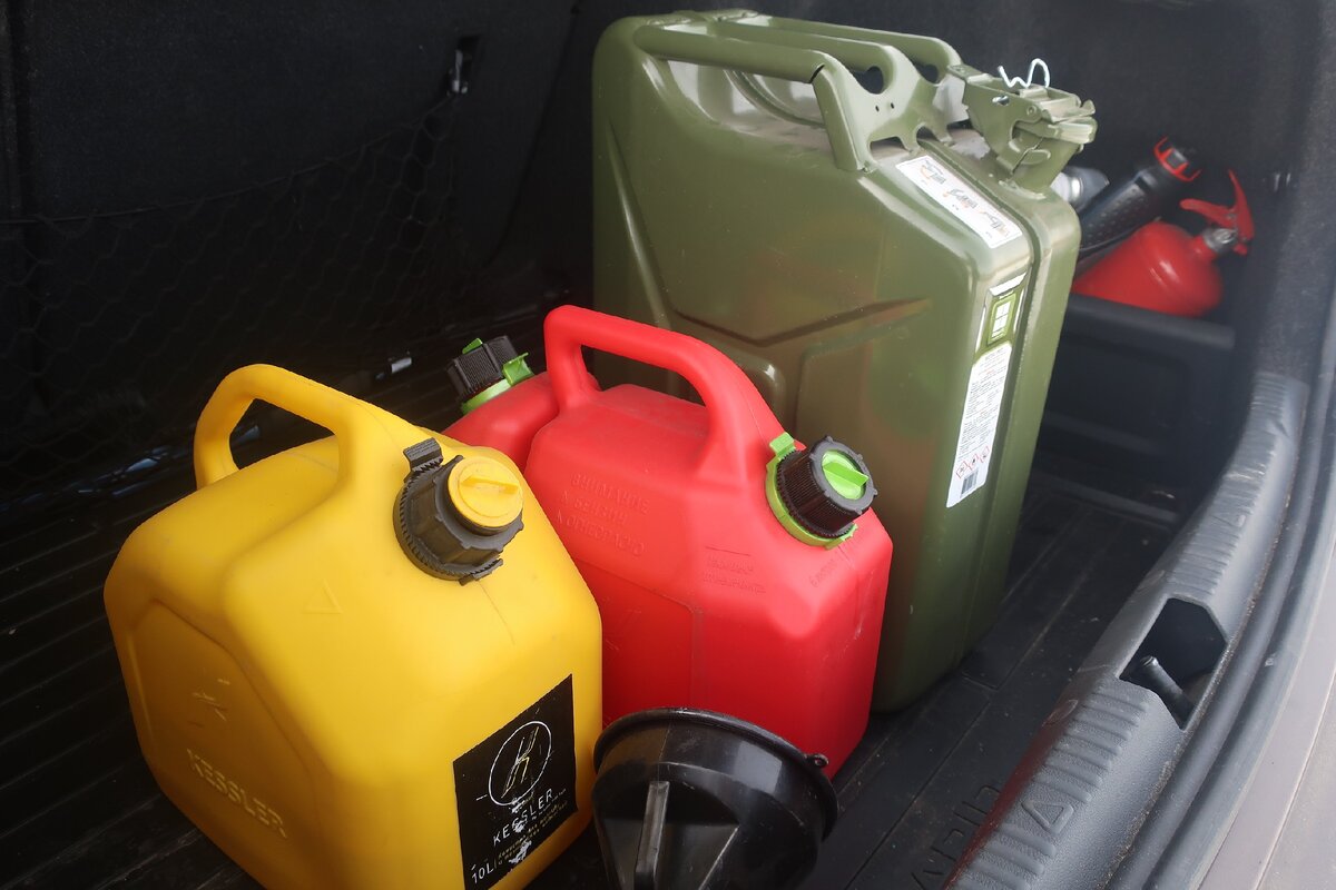 Українські АЗС почали продавати бензин у каністри