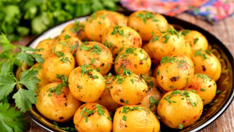 Молодая картошка с корочкой: самый быстрый рецепт ароматного блюда на обед  - today.ua