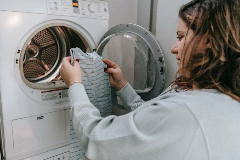 Названы пять вещей, которые категорически нельзя стирать в стиральной машинке - today.ua