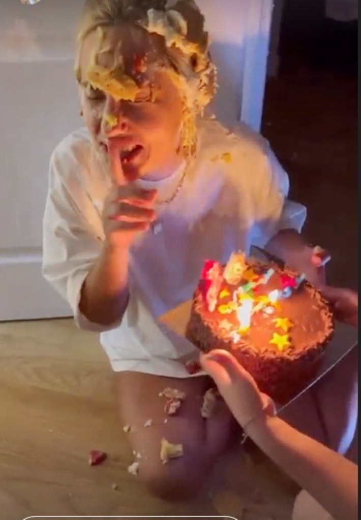Получила десертом в лицо: жена экс-героя “Холостяка“ Даша Квиткова отметила день рождения в Киеве  