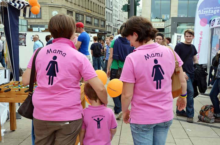 В Украине предложили разрешить представителям ЛГБТ-сообщества усыновлять детей