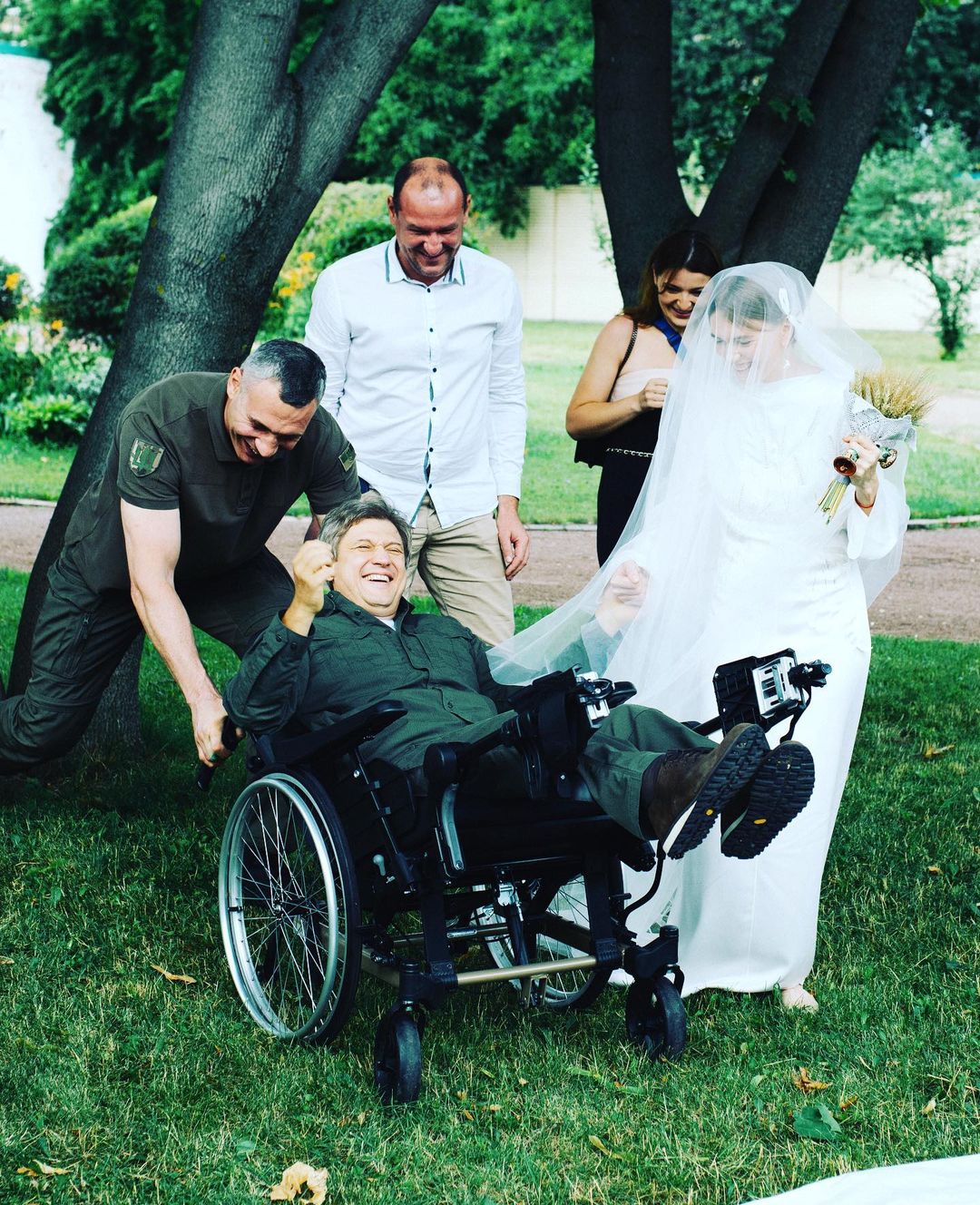 Кличко дружба, а наречений в інвалідному візку: екссекретар РНБО Олександр Данилюк одружився з успішною українською дизайнеркою