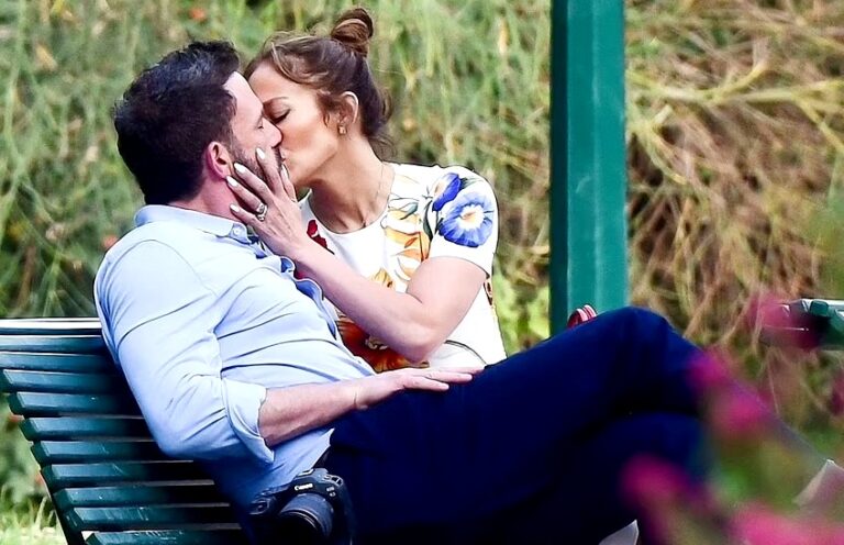 Романтика в Париже: Дженнифер Лопес в ярком платье целовалась на свидании с Беном Аффлеком  - today.ua