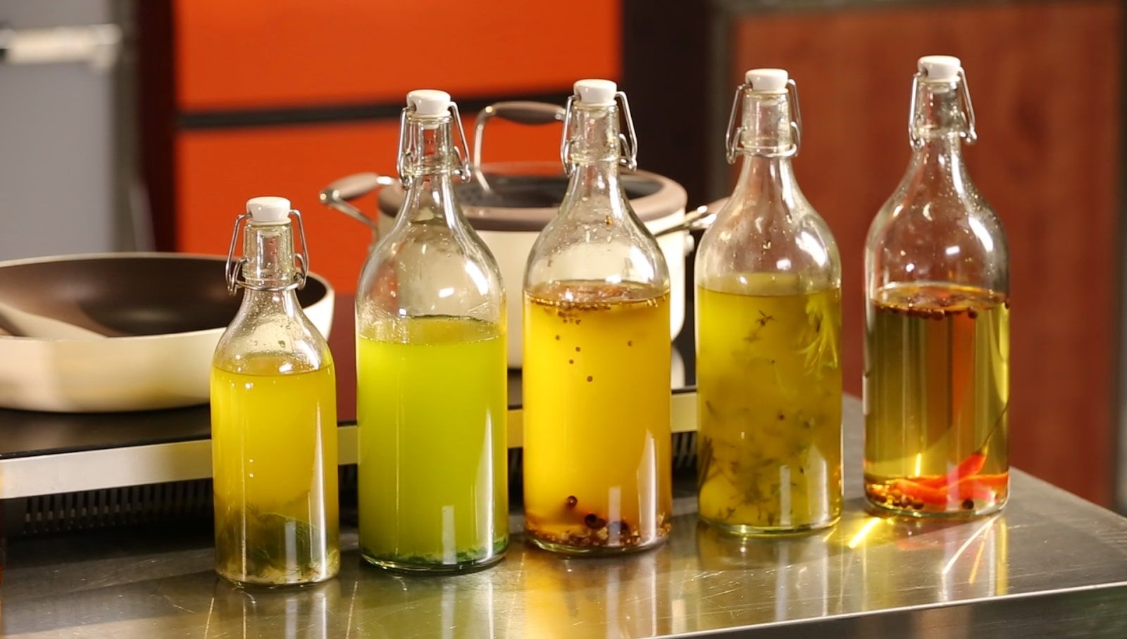 Почему нельзя хранить подсолнечное масло в кухонном шкафу - today.ua