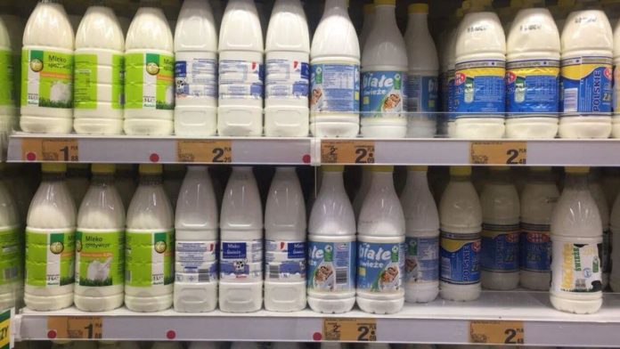 Скільки коштують молочні продукти в Україні та Польщі: порівняння цін у популярних супермаркетах
