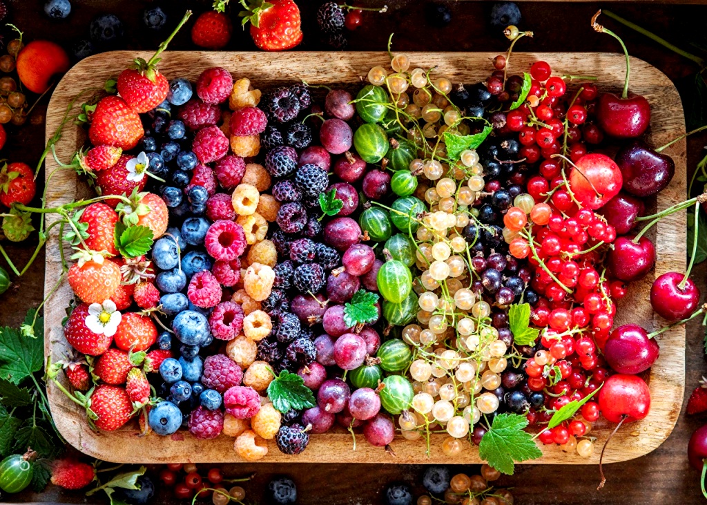 Супермаркети оновили ціни на малину, черешню та смородину: скільки коштують ягоди 