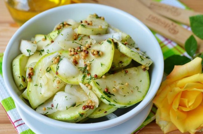 Малосольні кабачки за ніч: простий та швидкий рецепт літнього салату