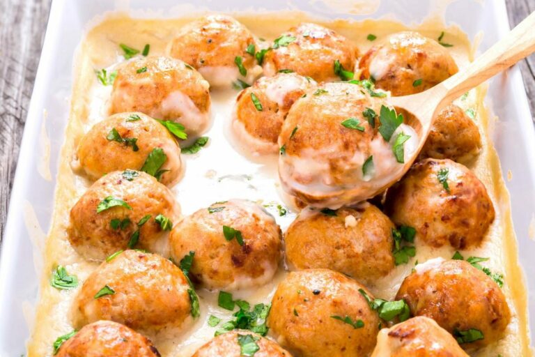 Мясные шарики со сливочной подливой: рецепт сытного блюда, которое заменит привычные котлеты - today.ua