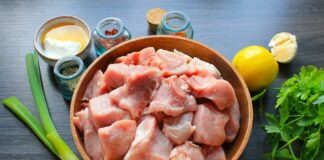 Быстрый ужин в микроволновке - рецепт запеченной свинины в сметане - today.ua