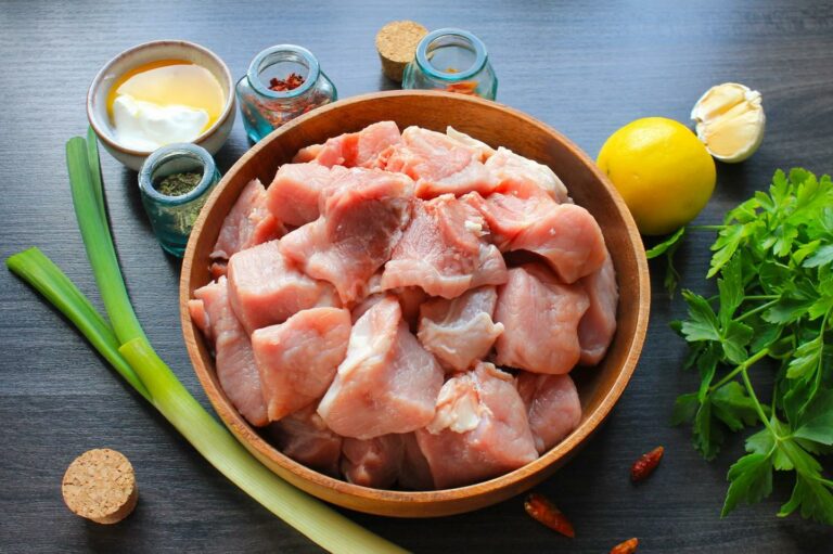 Швидка вечеря в мікрохвильовці - рецепт запеченої свинини в сметані - today.ua