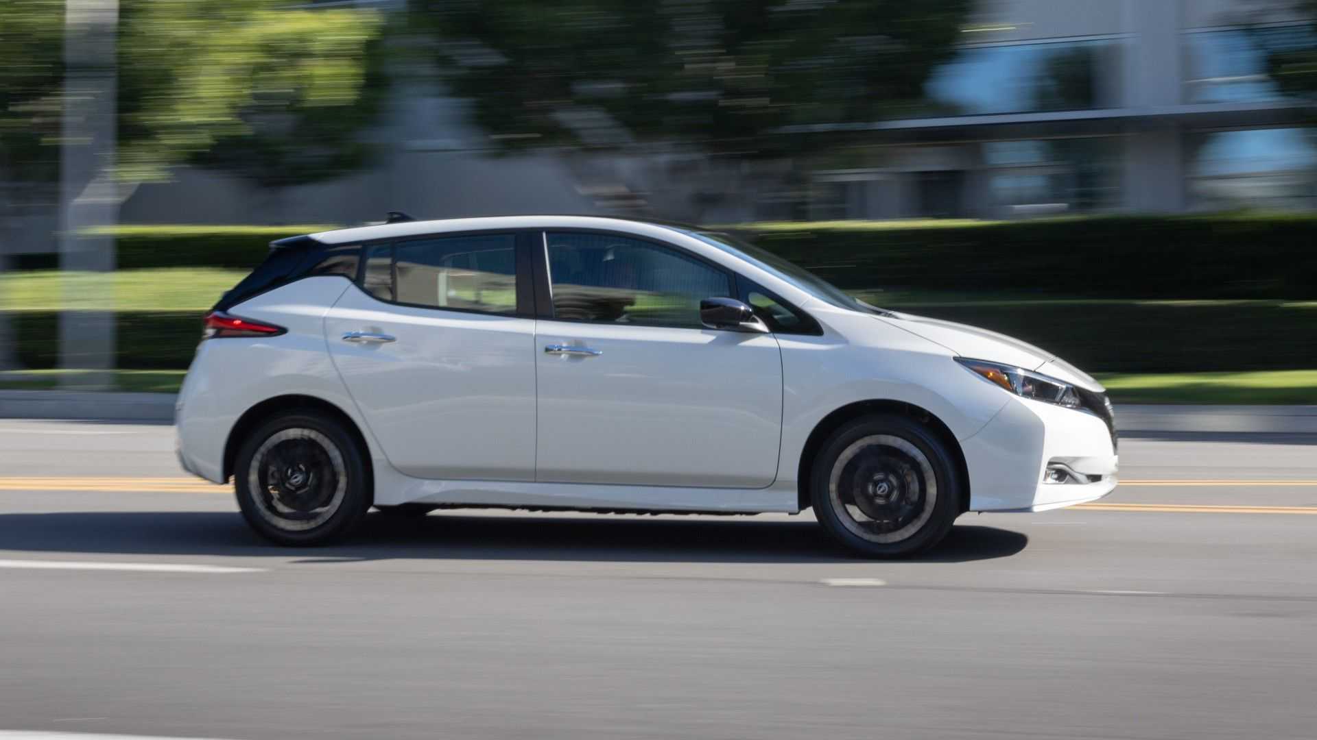 Nissan снимет с конвейера электромобиль Leaf