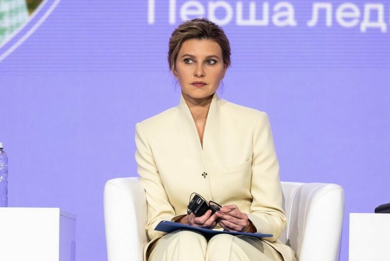 Грайлива зачіска та піджак у стилі мілітарі: Олена Зеленська знову з'явилася на публіці - today.ua