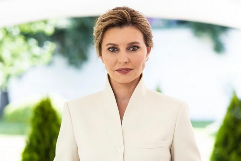 В широких белых брюках и водолазке: Елена Зеленская снялась для украинского Vogue - today.ua