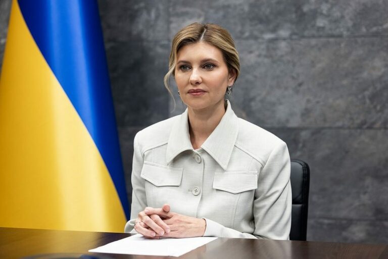 В строгом, но элегантном наряде: Елена Зеленская появилась на публике и презентовала “тревожную кнопку“ для женщин - today.ua