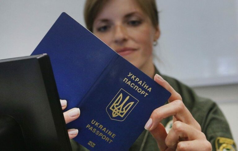 Украинцы смогут получить загранпаспорта и ID-карты за границей: куда обращаться - today.ua