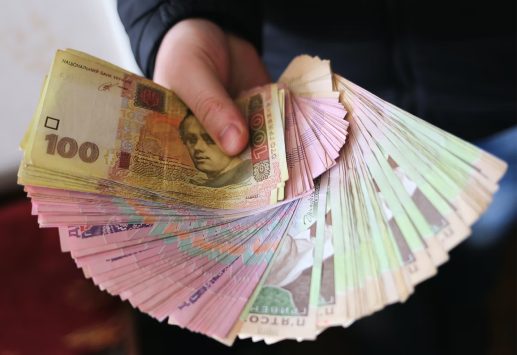 Десяткам тысяч украинцев ошибочно выплатили помощь 6500 гривен: деньги нужно вернуть
