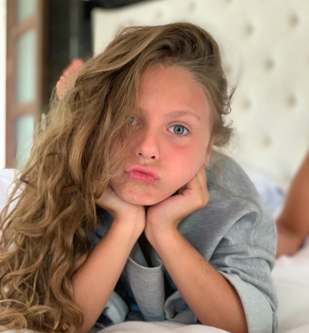 "Наші діти хочуть бути українцями!": Оля Полякова показала, як її 10-річна дочка незвичайно виконала гімн