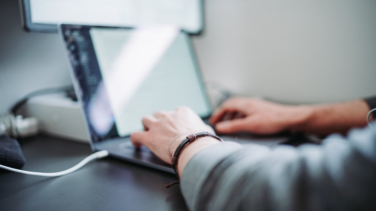 Удаленная работа во время войны: какие вакансии набирают популярность среди украинцев