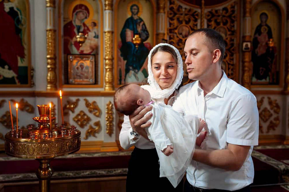 Можно ли крестной. Крещение ребенка. Крещение детей в церкви. Крестные родители. С Крещением малыша.