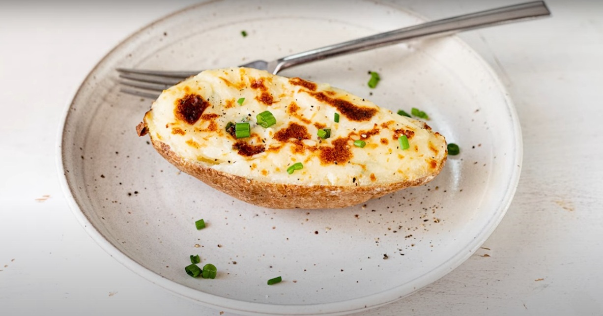 Ужин - пальчики оближешь: сочные картофельные лодочки с сыром за 30 минут