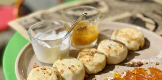 Кокосові сирники у духовці: оригінальний рецепт ніжної страви на сніданок - today.ua