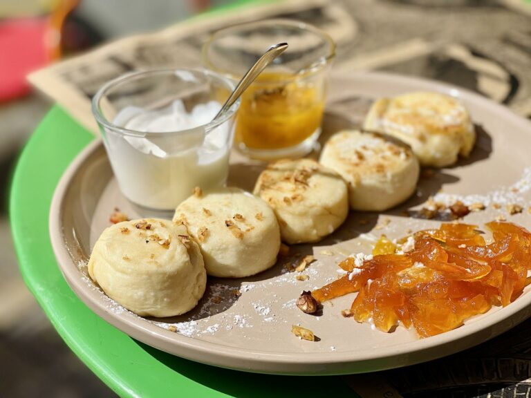 Кокосовые сырники в духовке: оригинальный рецепт нежного блюда на завтрак - today.ua