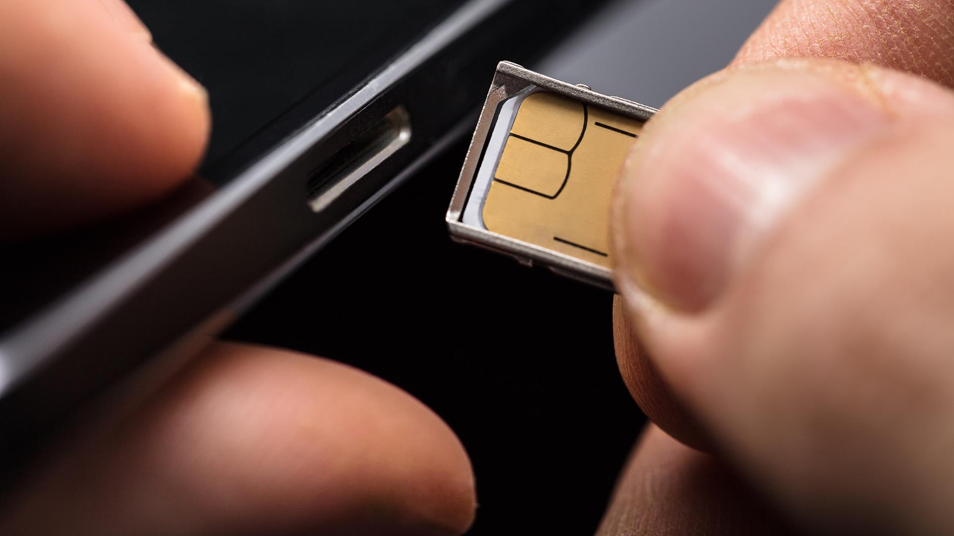 Киевстар, Vodafone и lifecell предупредили украинцев о замене SIM-карт: куда обращаться абонентам