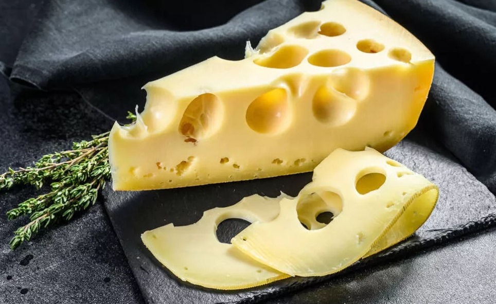 Твердый сыр с глазками: как приготовить его дома из доступных ингредиентов
