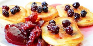Нежные оладьи с вишнями, как в детстве: рецепт летнего завтрака на скорую руку - today.ua