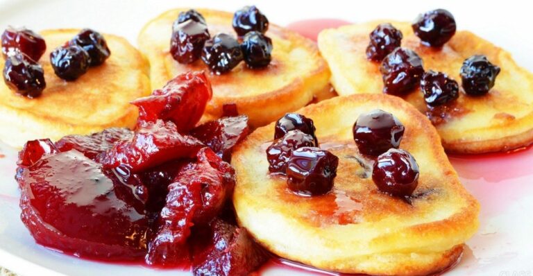 Нежные оладьи с вишнями, как в детстве: рецепт летнего завтрака на скорую руку - today.ua