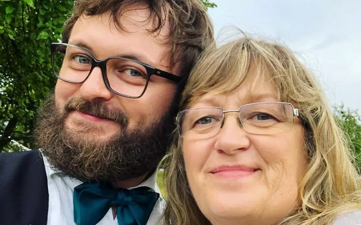 "Кулак потужний, б'є сильно": DZIDZIO здивував одкровеннями про матір