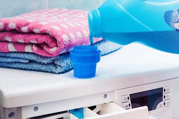 Какое средство добавить в стиральную машинку, чтобы полотенца после стирки были мягкими: совет от опытных хозяек