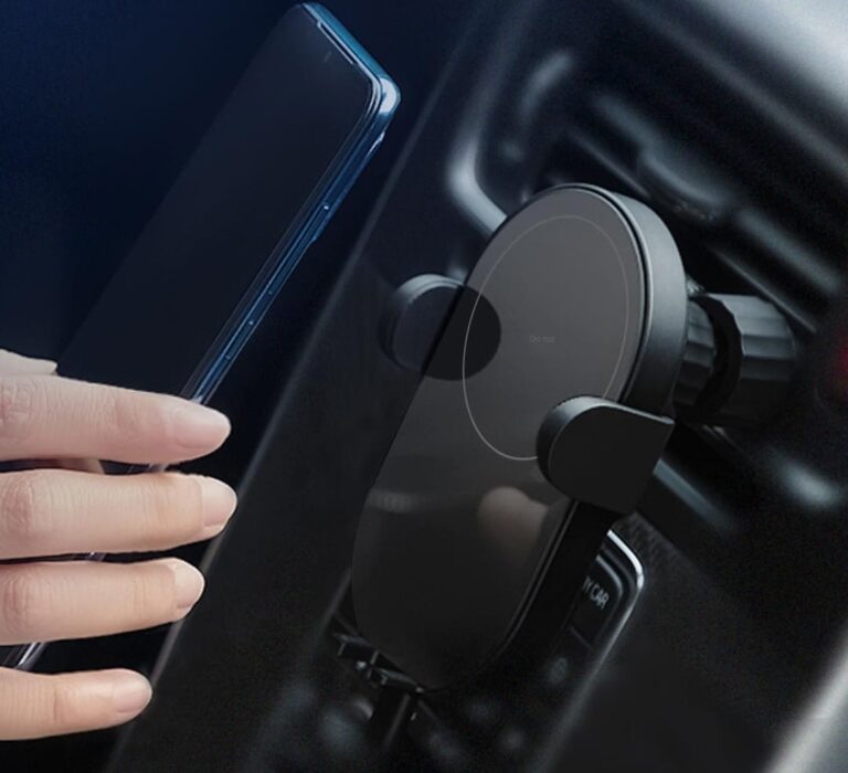 Почему смартфон нельзя заряжать в автомобиле: названы три основные причины - today.ua