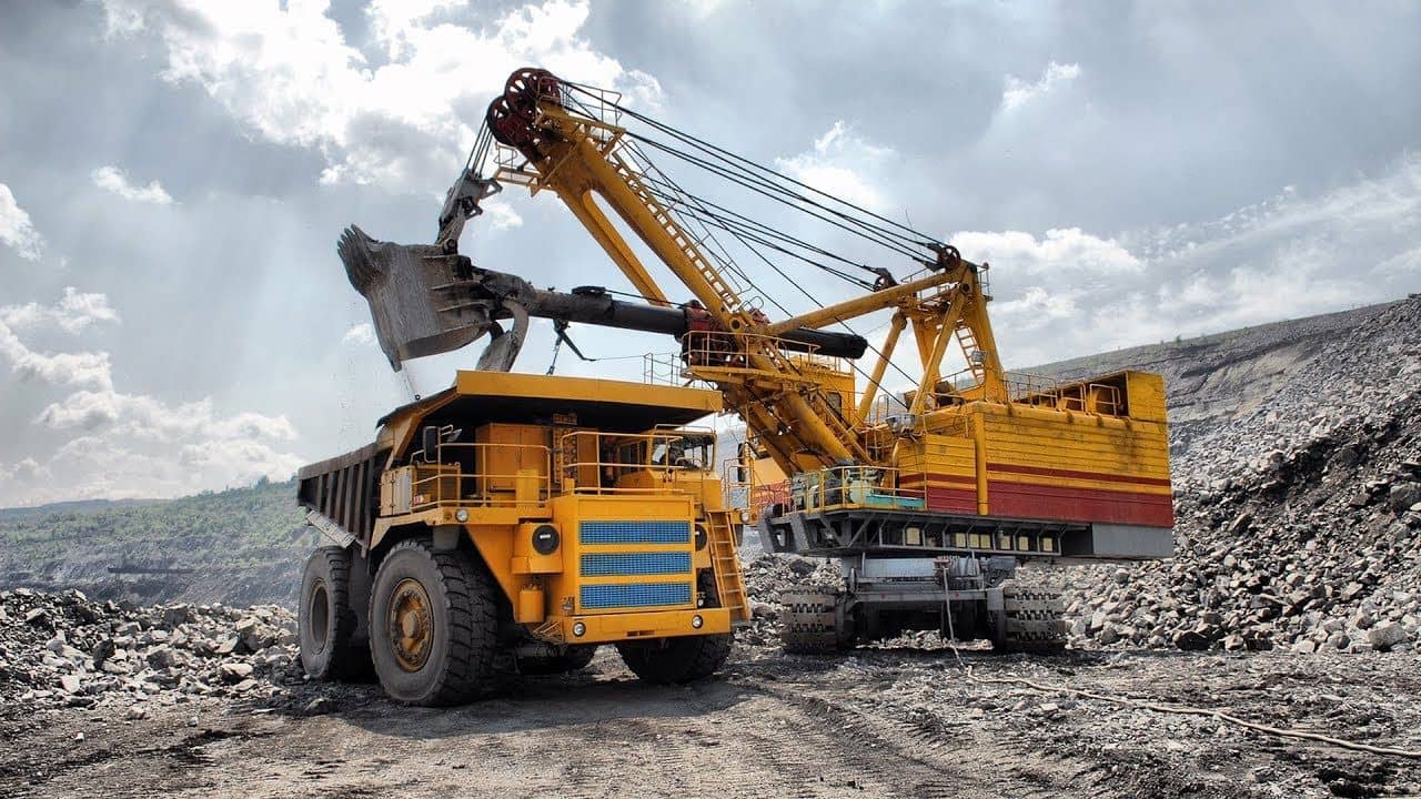 Ринок праці в Україні під час війни: кому перерахували зарплати, і кого шукають роботодавці