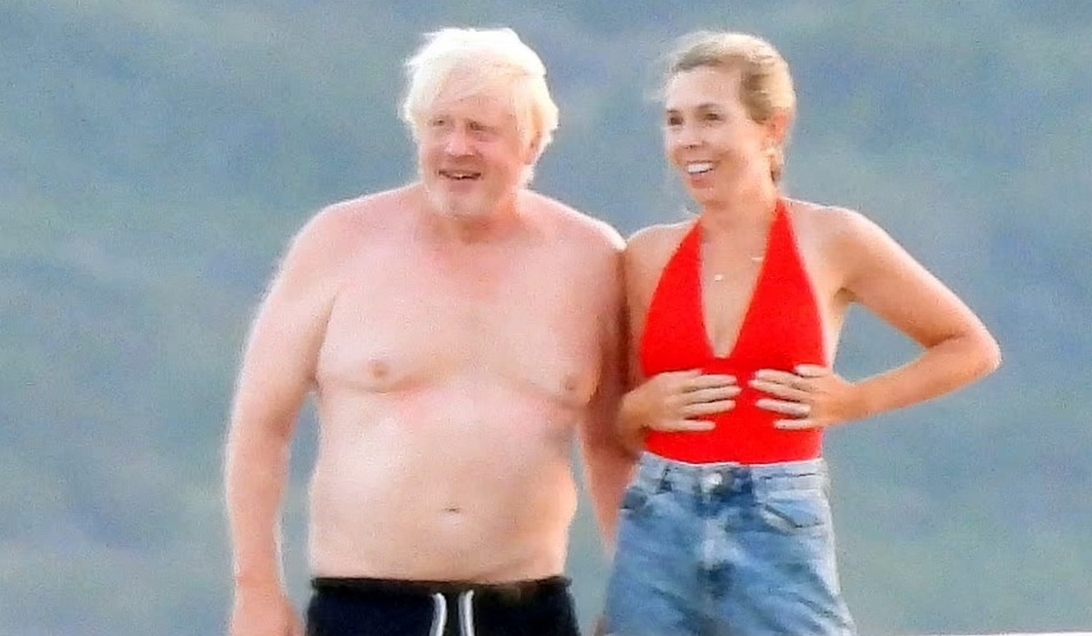 Стройная мамочка: жена Бориса Джонсона в красном купальнике с глубоким декольте восхитила стройностью