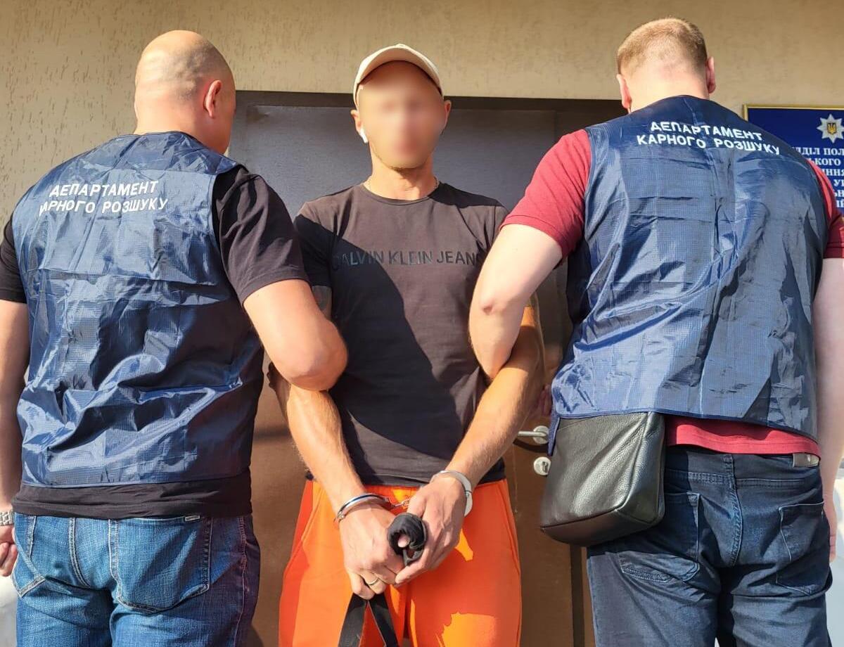 У Києві затримали шахрая, який "продавав" люксові автомобілі