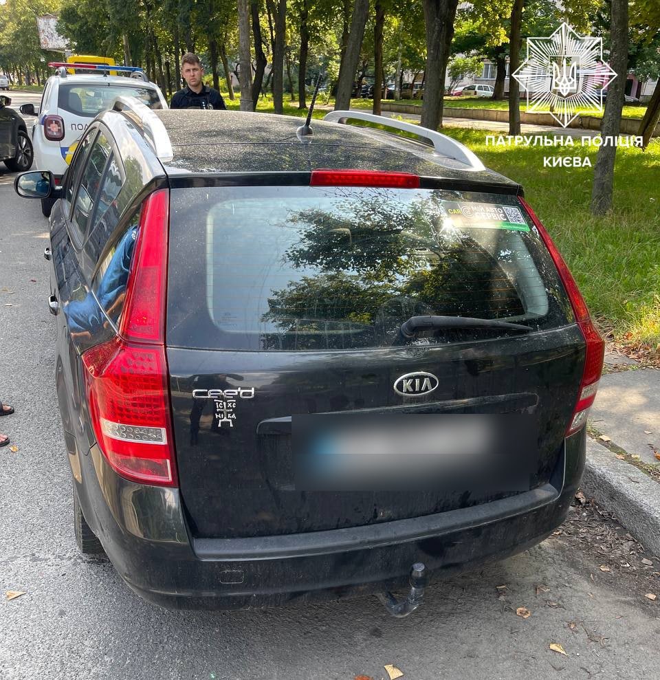 В Киеве пьяный водитель заполз за руль Kia, но далеко не уехал