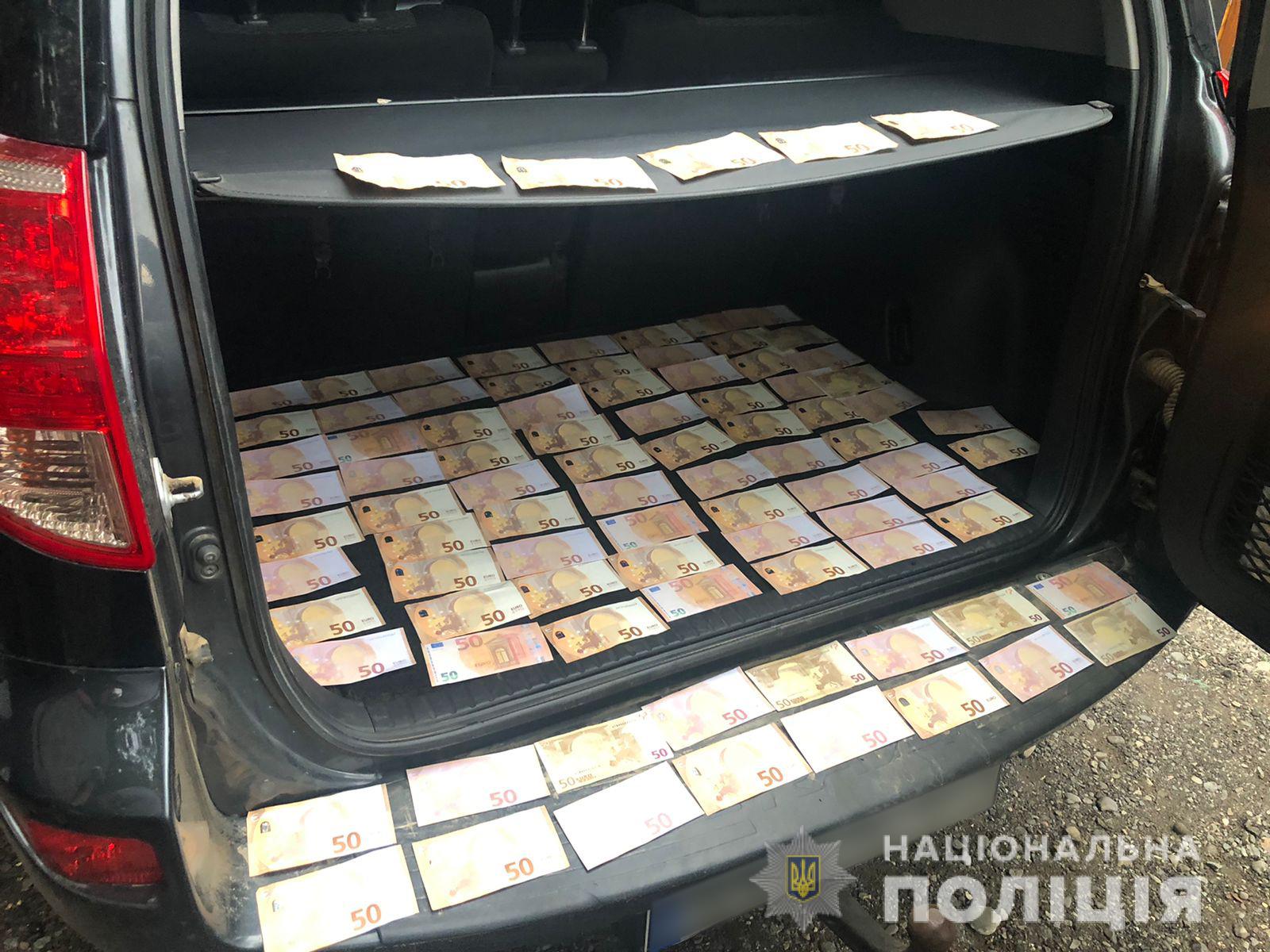 В Черновцах благотворитель продал внедорожники, ввезенные для ВСУ