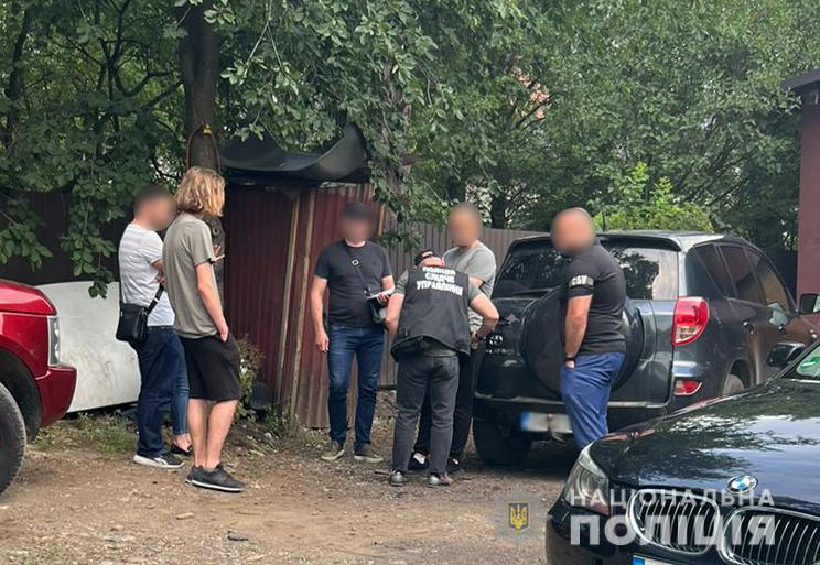 У Чернівцях благодійник продав позашляховики, ввезені для ЗСУ - today.ua