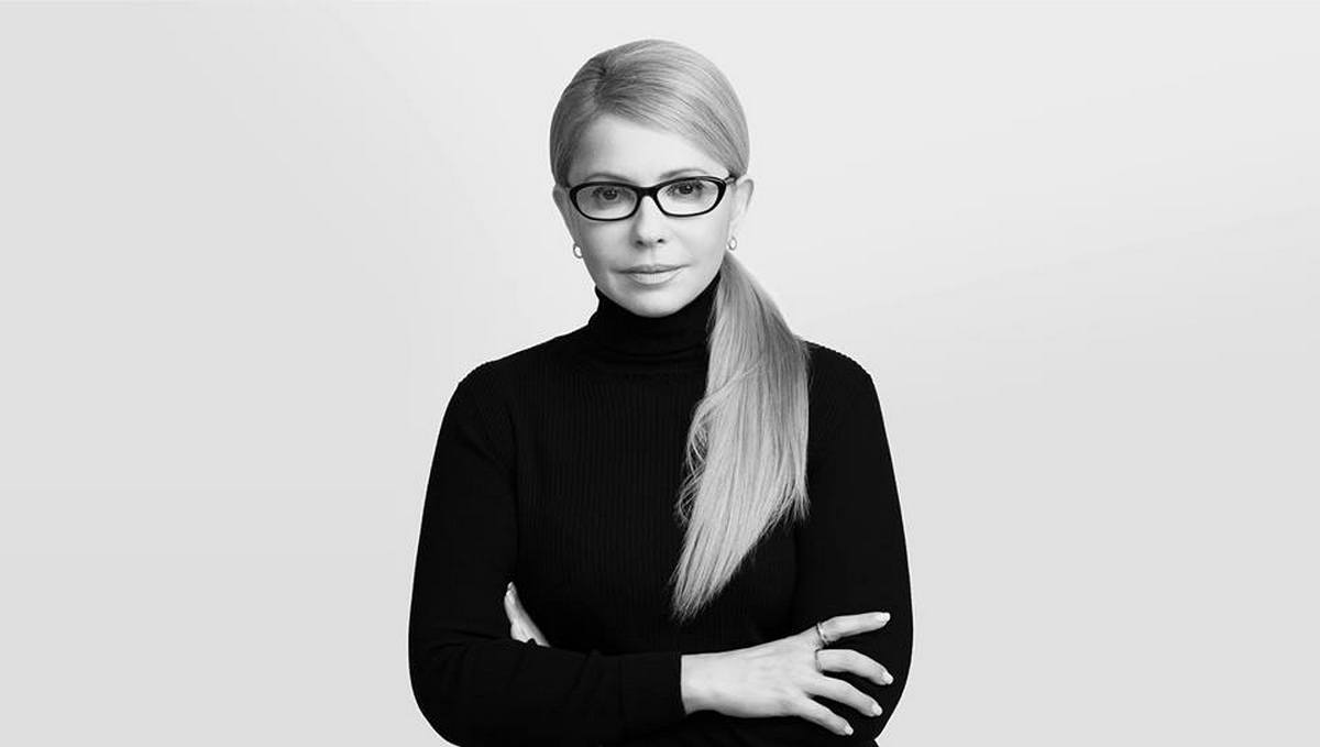 61-летняя Юлия Тимошенко в облегающем черном костюме подчеркнула тонкую талию - редкое фото нардепа