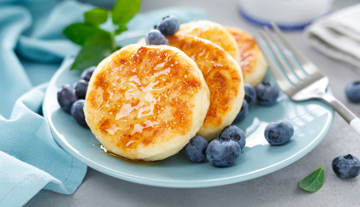 Ідеальні сирники на сковороді: що зробити з сиром і що додати в тісто перед готуванням - today.ua