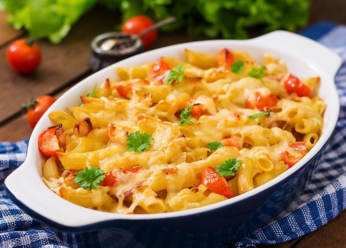 Дешево и сердито: рецепт вкусного обеда из куриного филе и макарон в духовке