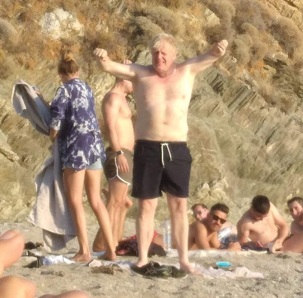 Вот это фигурка: Борис Джонсон с женой попал в объективы папарацци на пляже в Греции