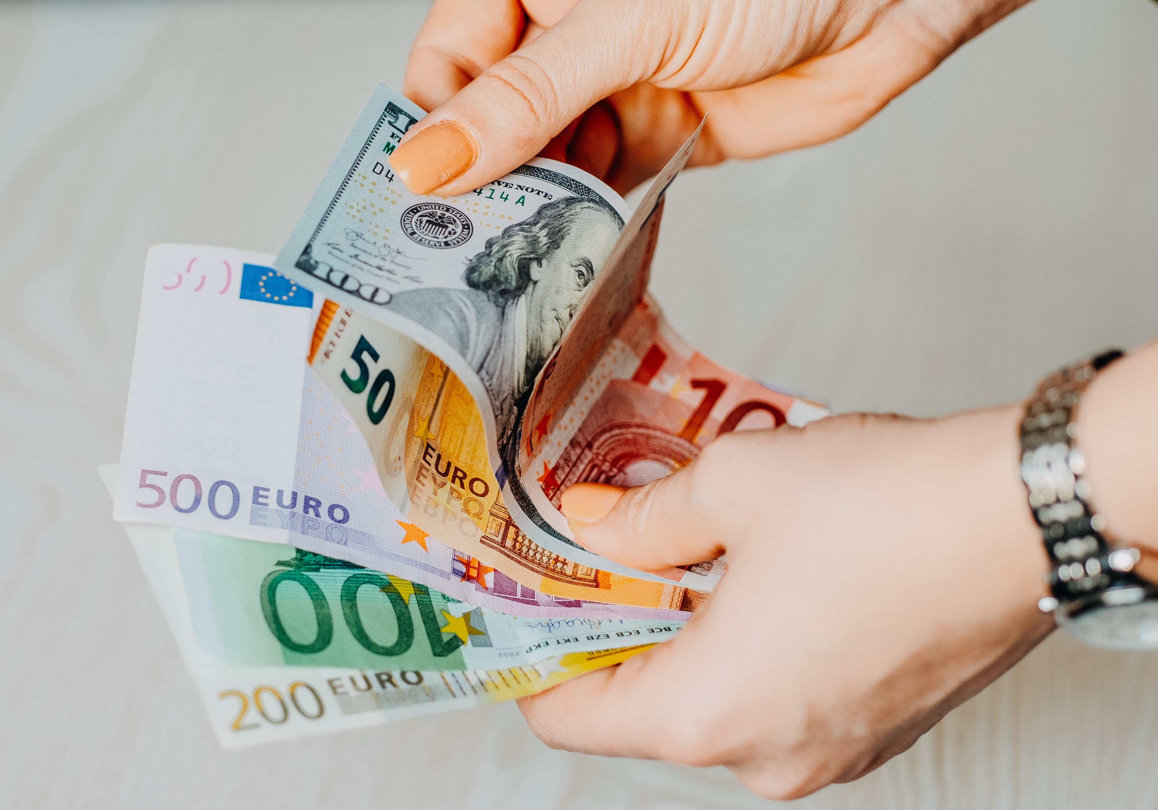 ПриватБанк змінив картковий курс долара и євро: скільки коштує валюта напередодні вихідних