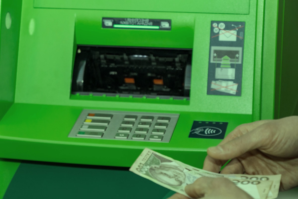 Monobank підвищить комісію за зняття готівки з 1 вересня: що буде з тарифами у ПриватБанку та Ощадбанку