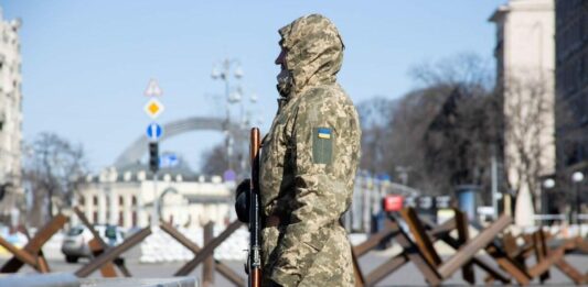 Зняття обмежень на виїзд за кордон чоловіків: Зеленський відповів на петицію українців - today.ua