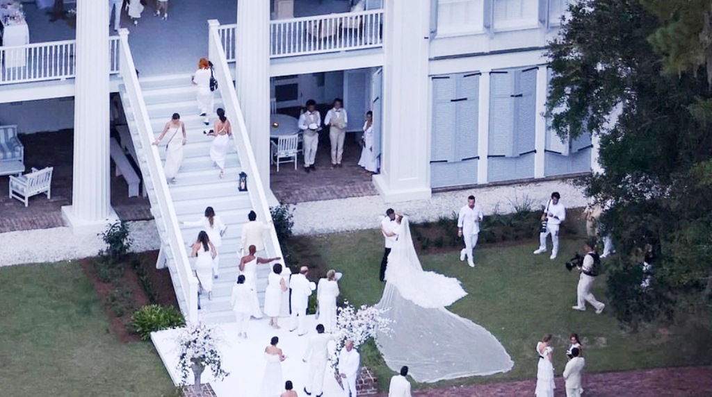 Платье со шлейфом и 6-метровая фата: Дженнифер Лопес произвела фурор на свадьбе с Беном Аффлеком 